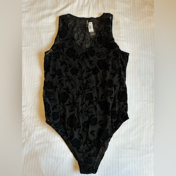 NWT Torrid Black Mesh Floral Flocked V-Neck Bodysuit - Picture 5 of 5